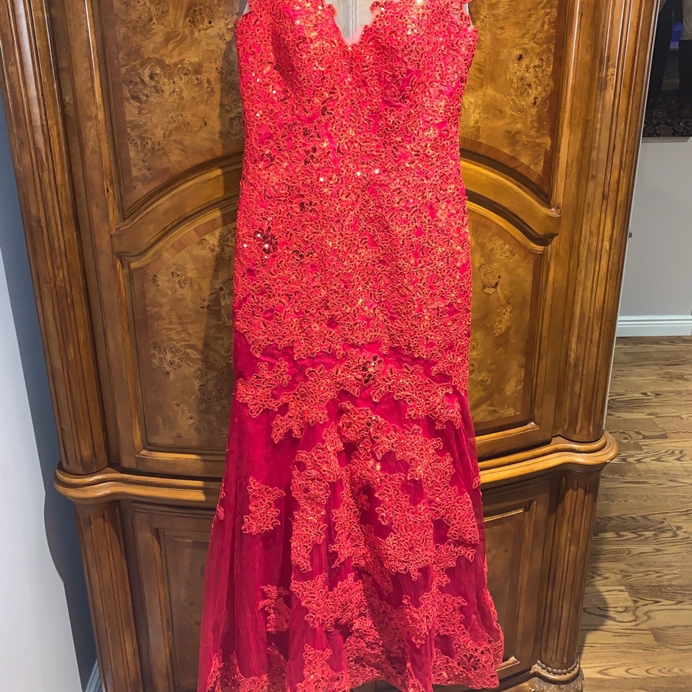 Red gown - Picture 2 of 2